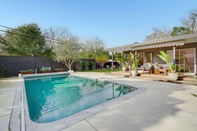 Building Photo - Stunning Mid-Century Modern 3bed/2.5 bath ...