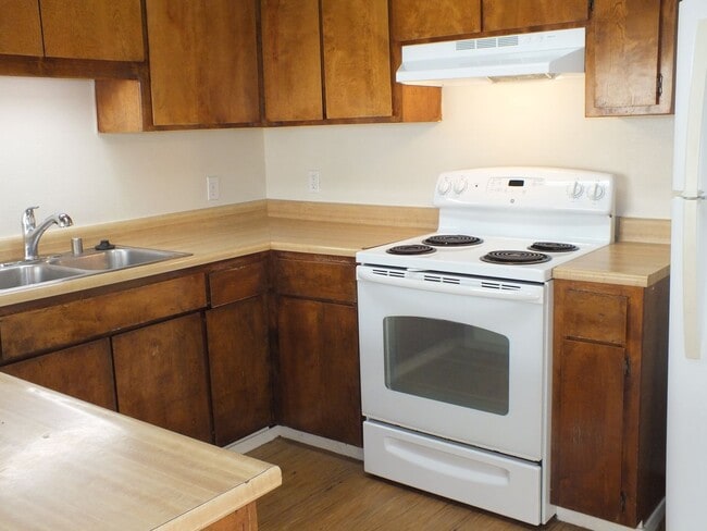 Building Photo - Rescue duplex 2/1 home w garage $2195