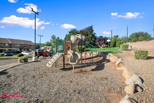 Building Photo - Adorable 3 Bedroom End Unit Townhome!