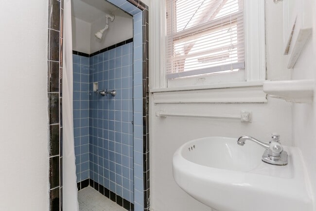 Building Photo - 1812 Banks St