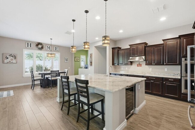 Building Photo - 10702 E Lumiere Ave