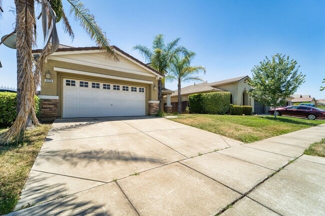 Building Photo - Spacious 4-Bedroom Home with Den – North Y...