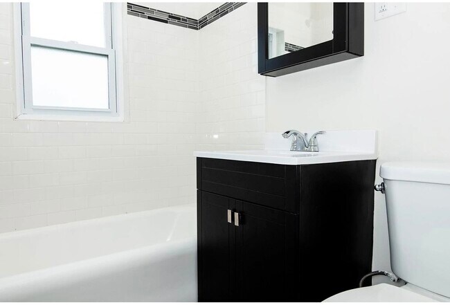 Building Photo - 3819 1/2 N Greenview Ave