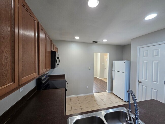 Building Photo - 12600 Pricklybranch Dr
