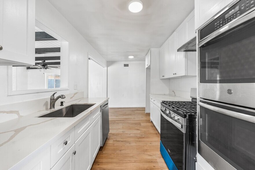 Building Photo - 442 Lightcap St