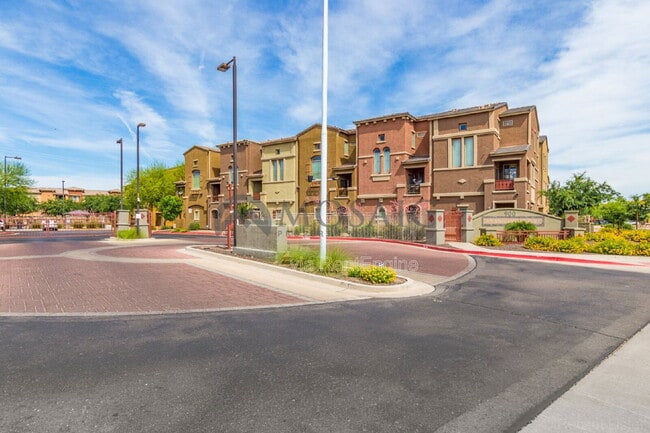 Building Photo - 900 S 94th St