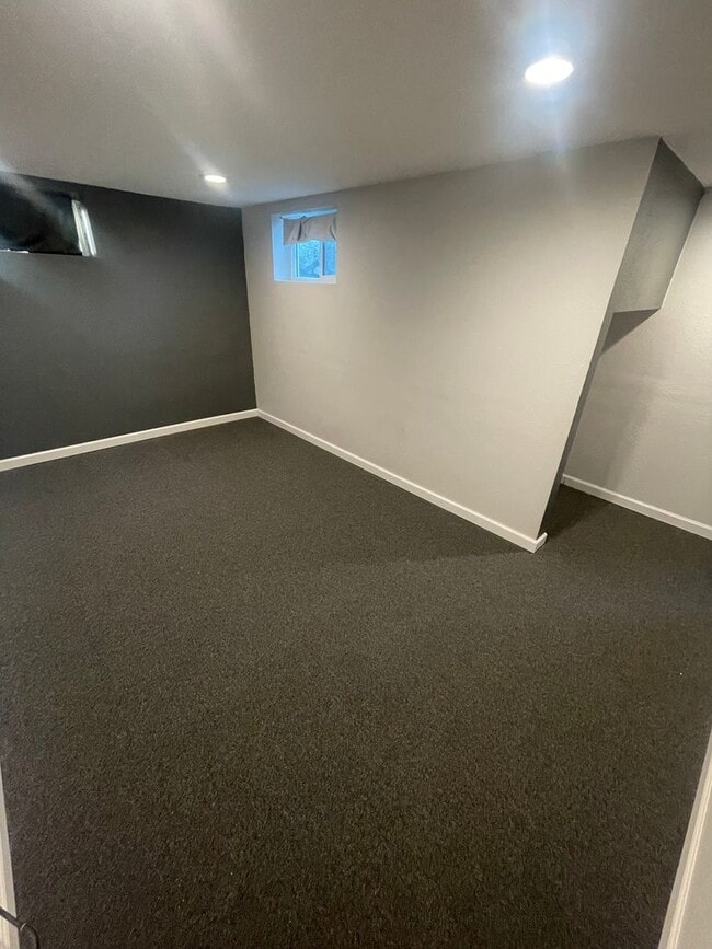 Building Photo - **MOVE IN SPECIAL!** Large 2 Bedroom with Bonus Space!