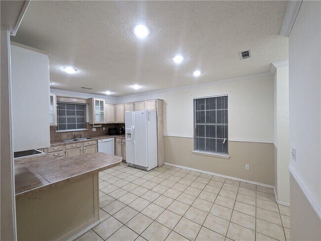 Building Photo - 3053 Setter St