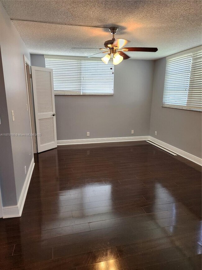 Building Photo - 681 S Hollybrook Dr