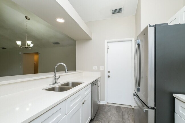 Building Photo - 1191 Mineola Cir