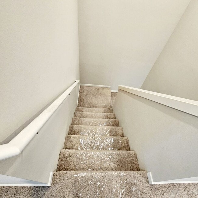 Building Photo - Immaculate and spacious 3 bed townhouse in convenient CK location