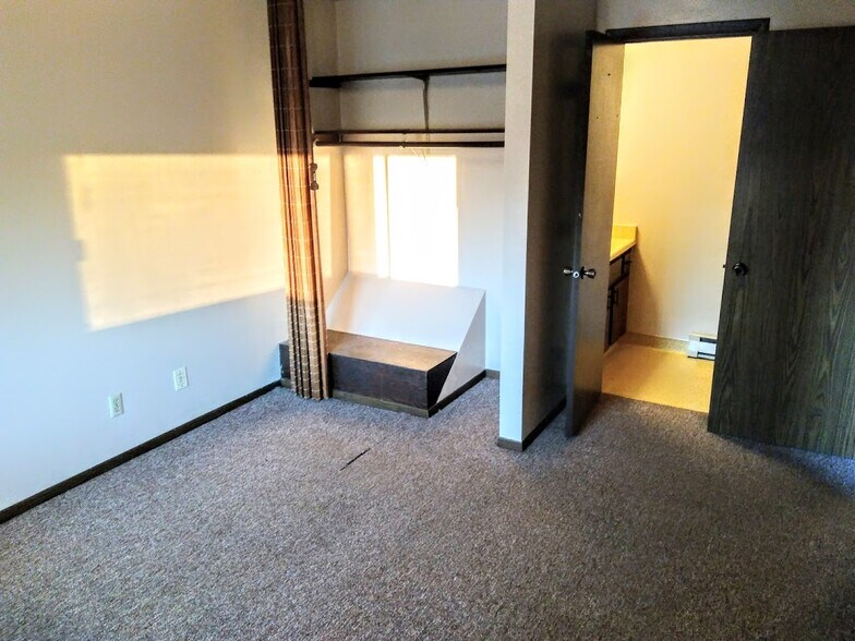 Building Photo - 401 N East St