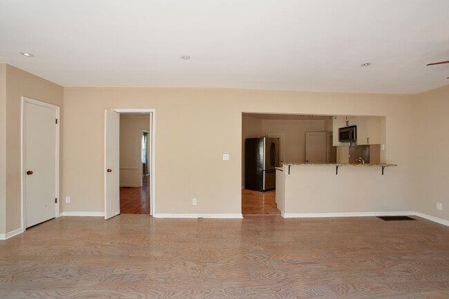 Building Photo - Price Improvement!!!! CLOSE TO SPELMAN, CL...
