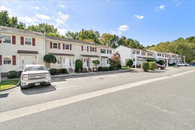Building Photo - Bright 2 Bedroom Townhome in Williamsburg VA with Finished Lower Level & Private Balcony