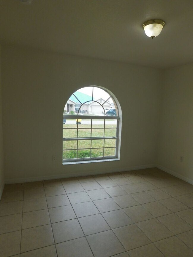 Building Photo - 756 Camel Ct