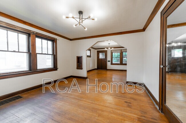 Building Photo - 4908 E 10th St