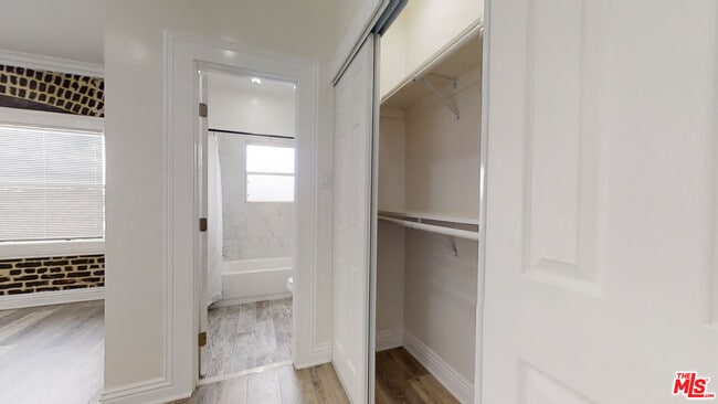 Building Photo - 738 S New Hampshire Ave