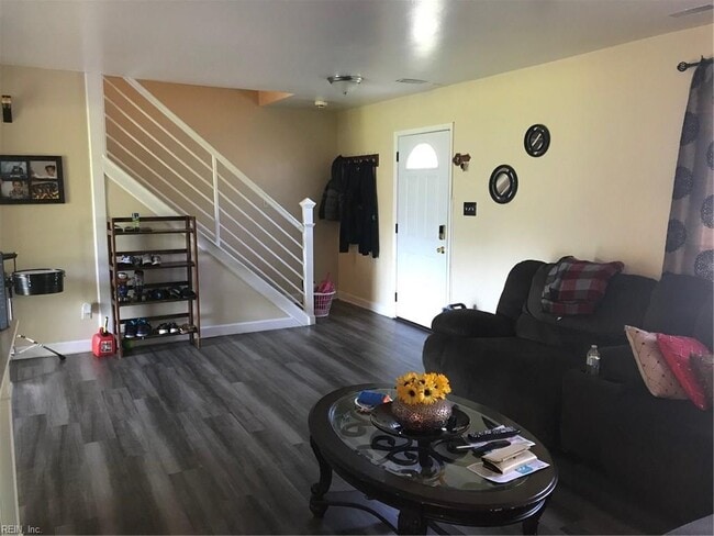 Building Photo - 11 Southwind Dr