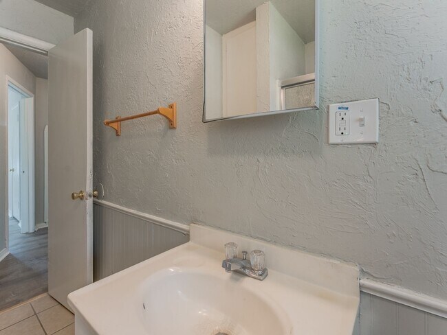 Building Photo - 3 Bedroom 1 Bath Home in Shawnee!