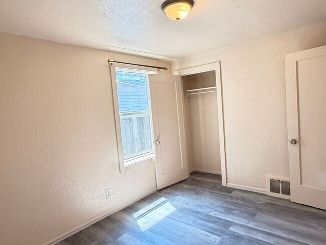 Building Photo - Cute House - 3Bed 1Bath - ONE Block from CMU!!!