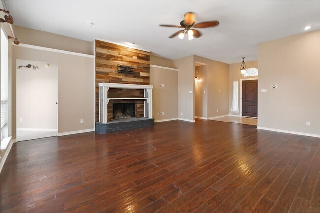 Building Photo - 2502 Chapel Hill Dr