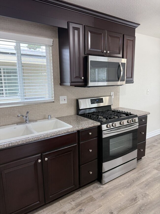Building Photo - MOVE IN READY