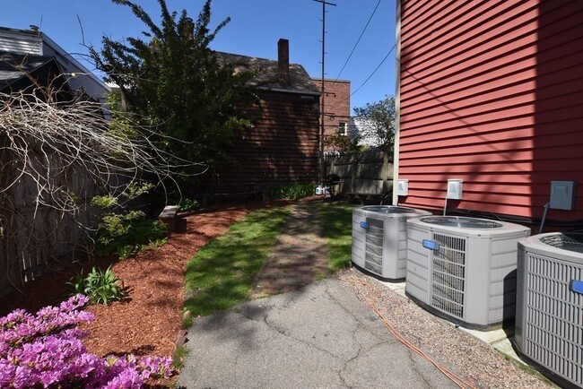 Building Photo - 135 Otis St