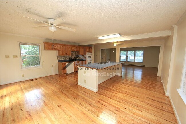 Building Photo - 304 Cheryl Ave