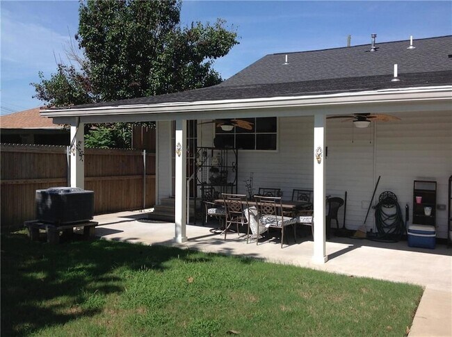 Building Photo - 317 Deckbar Ave
