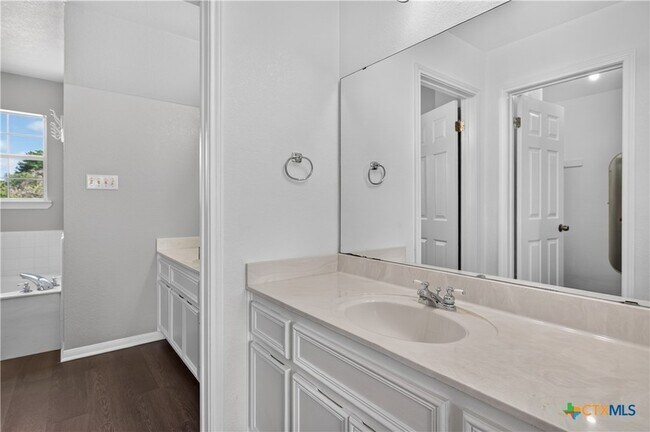 Building Photo - 1810 Mesa Oaks Cir
