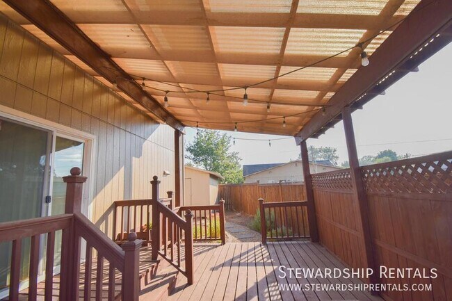 Building Photo - 720 Deal St