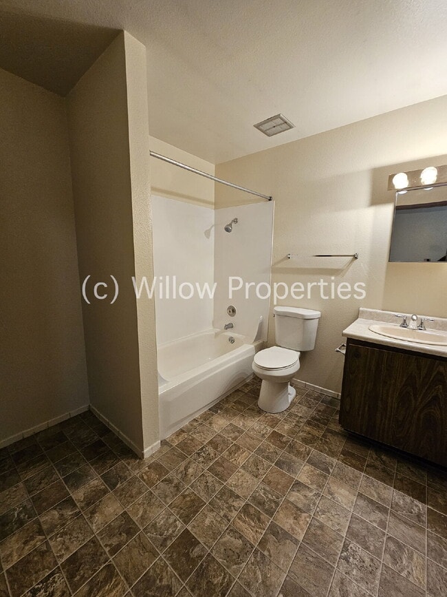 Building Photo - Two Bedroom Condo in North Tacoma