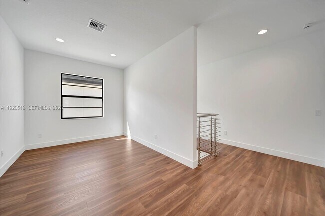 Building Photo - 1427 SW 23rd St