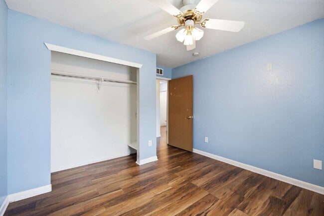 Building Photo - Spacious 5-Bed Retreat with Modern Updates in Aurora. Included - Greenhouse and Shed!