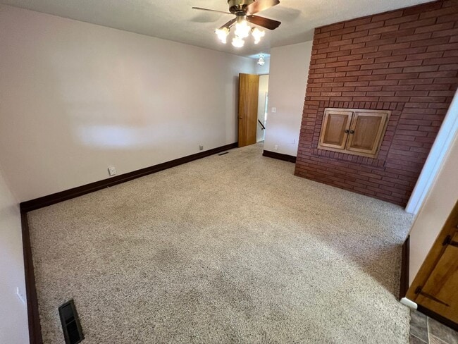 Building Photo - 429 E Pine St