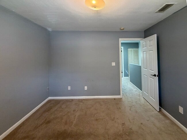 Building Photo - 2BR/1.5BA Townhouse in Mill Run!