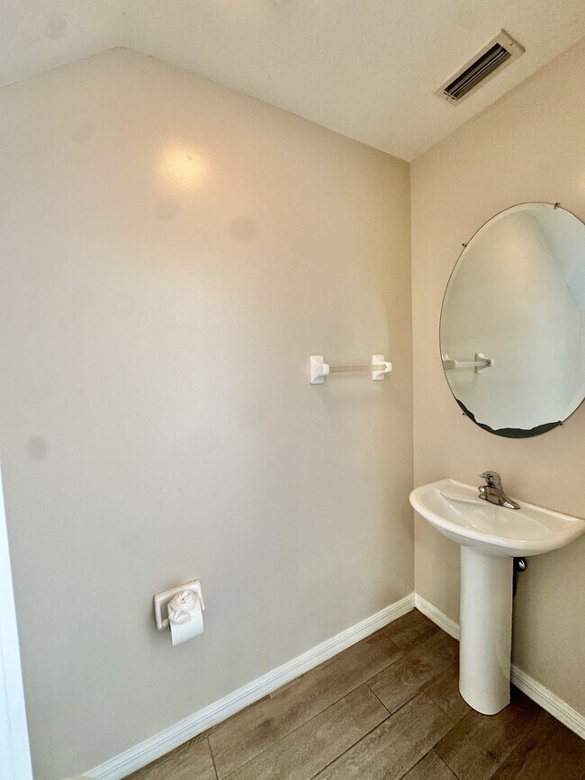 Building Photo - 912 Hampton Cir