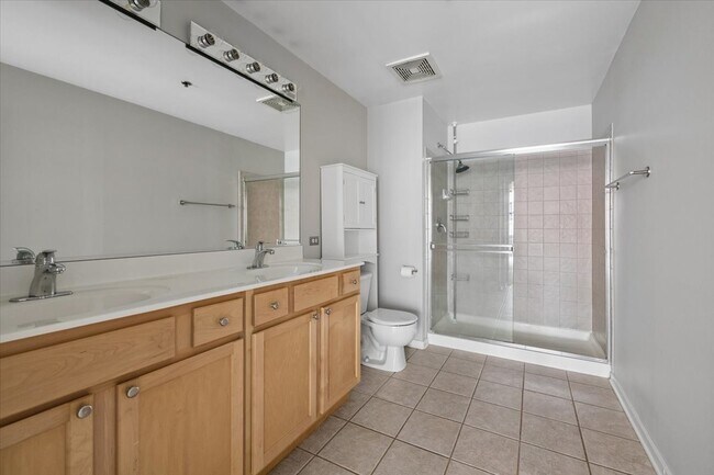 Building Photo - 933 W Van Buren St