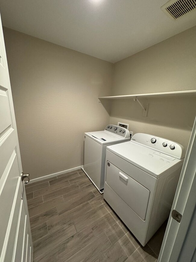 Building Photo - Unique opportunity! Rent a townhouse in a ...