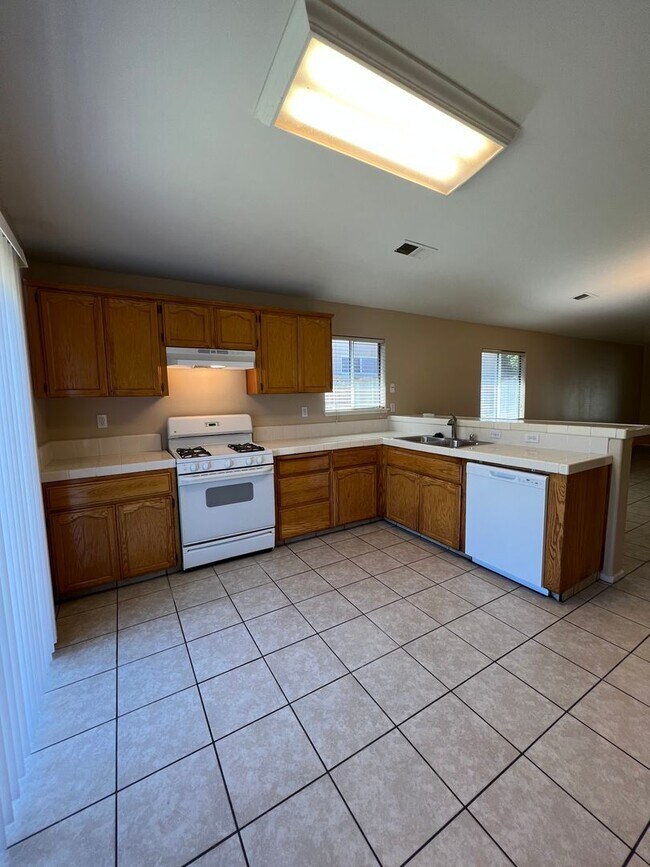 Building Photo - 2902 Tar Springs Ave