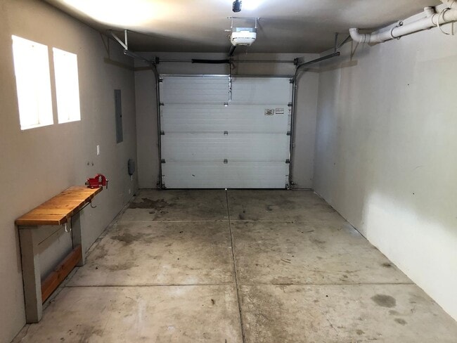 Building Photo - Newer 4 bed 2.5 bath duplex