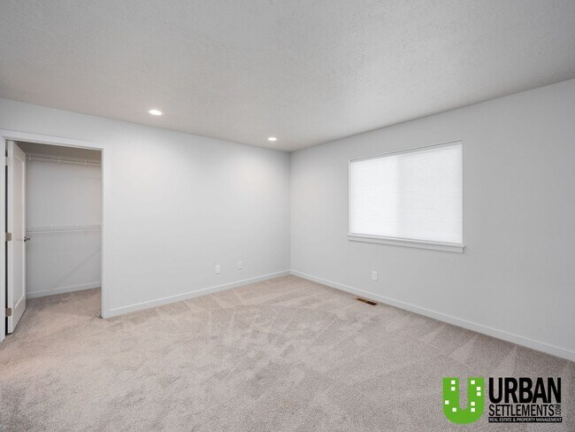 Building Photo - Woodlawn Duplex