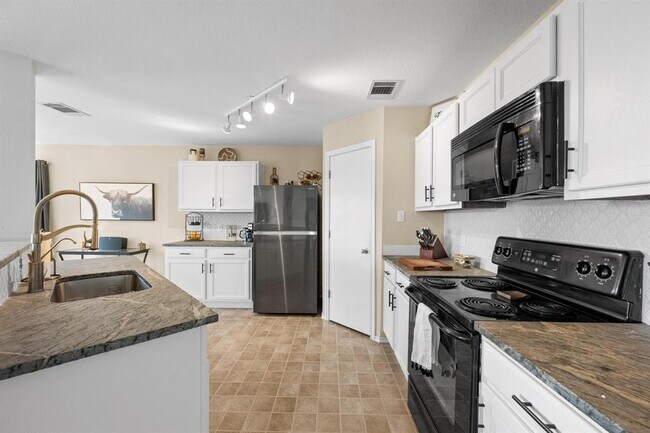Building Photo - 13001 Carillon Way