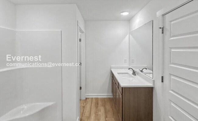 Building Photo - 3 Bed/3 Bath Townhome with Off-Street Parking / Pet-Friendly / Vouchers Accepted / Available Now!