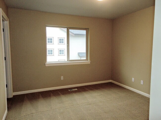 Building Photo - 4+ Bedroom/2.5 Bath Luxury Kirkland Home.  Spacious Home, Rose Hill Area!  A Must See!