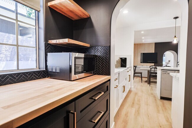 Building Photo - Chic Fully Renovated Luxury Home in the Burbank Hills!