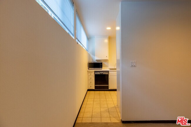 Building Photo - 833 Moraga Dr