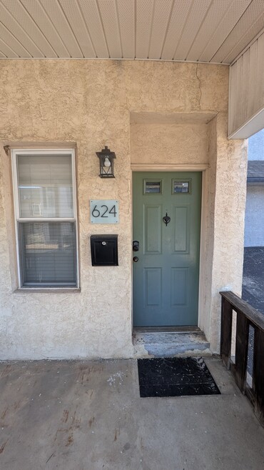 Building Photo - 624 E Hector St