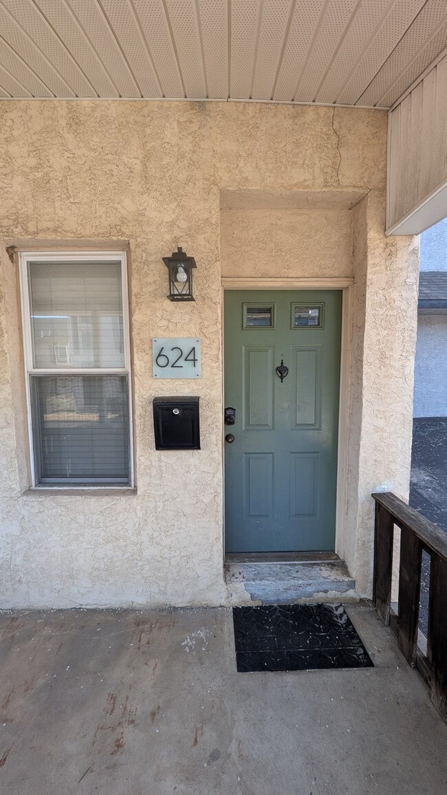 Building Photo - 624 E Hector St