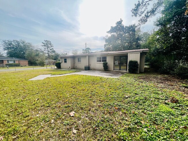 Building Photo - Updated charming home in Jax